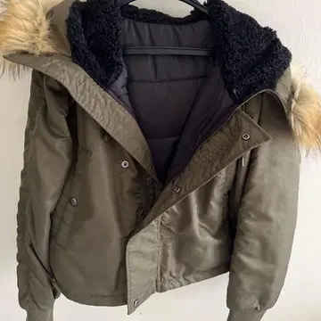 올리브색 퍼가 달린 숏 기장 자켓