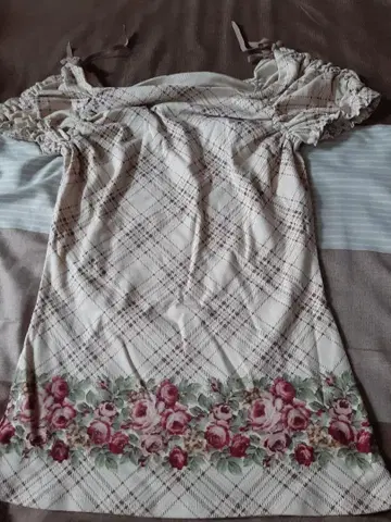 새상품 L'EST ROSE 레스트로즈 어깨 리본 반팔 티셔츠 로즈 패턴