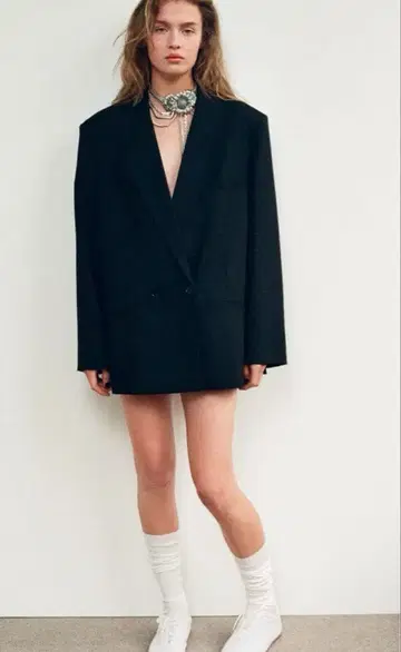 더블 브레스트 사양의 오버사이즈 블레이저