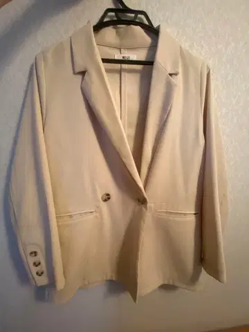 테일러드 자켓과 타이트 스커트 세트