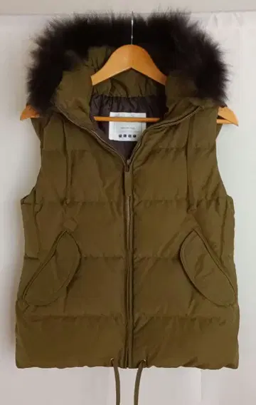 올리브 그린 후드 부착 다운 베스트