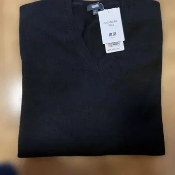 유니클로 캐시미어 V넥 스웨터 블랙