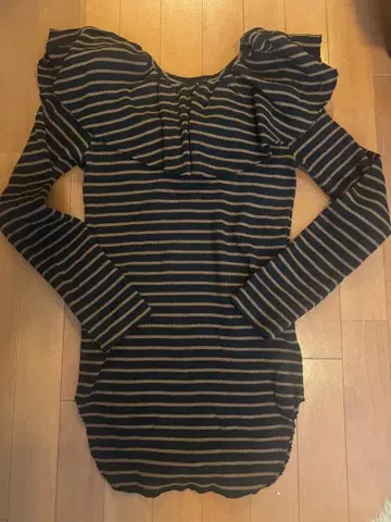 Uhr 프릴 스트라이프 긴팔 상의