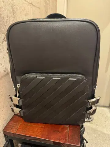 블랙 백팩 스트라이프 포켓 부착