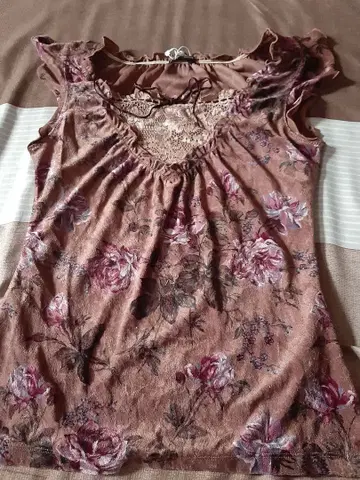 새상품 L'EST ROSE 레스트로즈 반팔 티셔츠 가슴 레이스