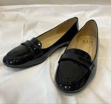 컨디션 최상 핀 Fin 라운드 코인 로퍼 블랙 23.0 에나멜 로퍼