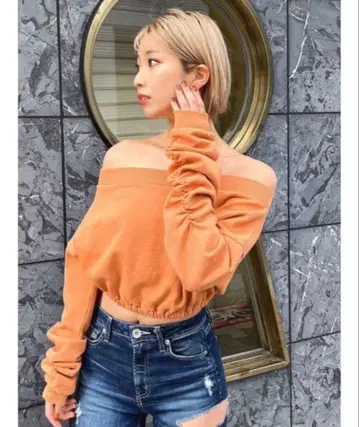 GYDA 암 개더 피그먼트 오프숄더 숏 맨투맨 상의