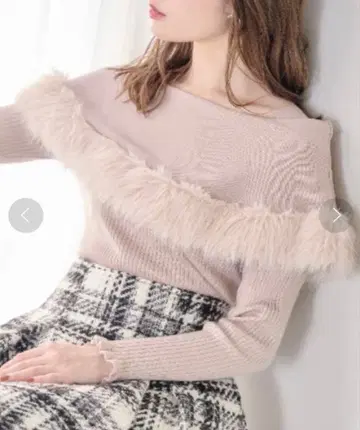 tocco 퍼 달린 케이프 같은 소매 프릴 리브 니트 스웨터