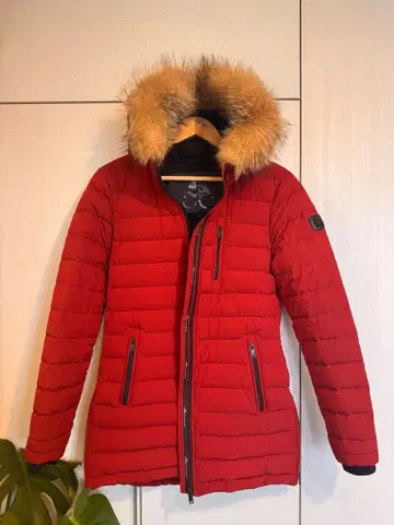 무스 너클스 빨간색 퍼 달린 다운 자켓