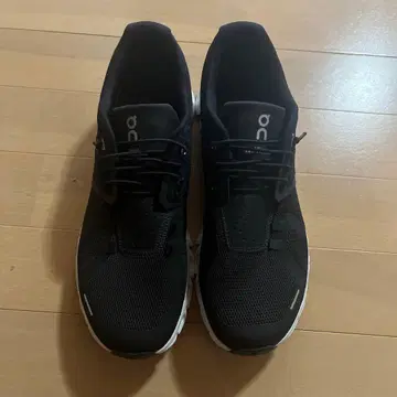 On 블랙 스니커즈