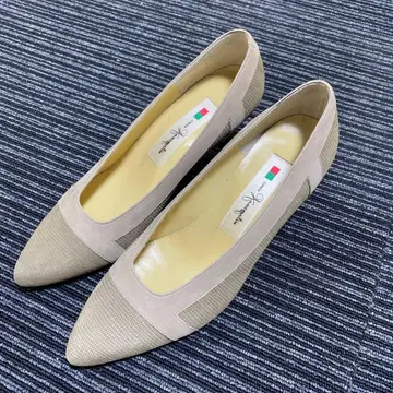 긴자 카네마츠 옅은 베이지 펌프스