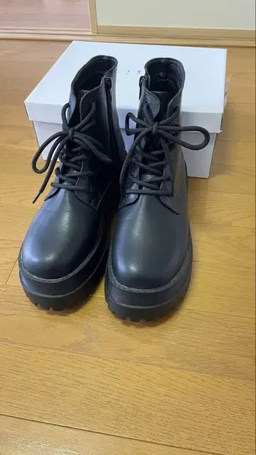 블랙 레이스업 부츠