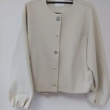 Gready Brilliant 비쥬 부착 노카라 자켓 베이지