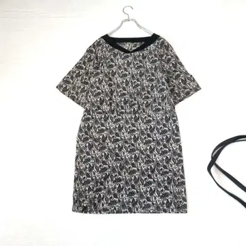 [ nombre impair/ ] V넥 반팔 무릎 기장 원피스