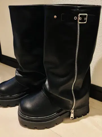 지퍼 달린 블랙 롱 부츠