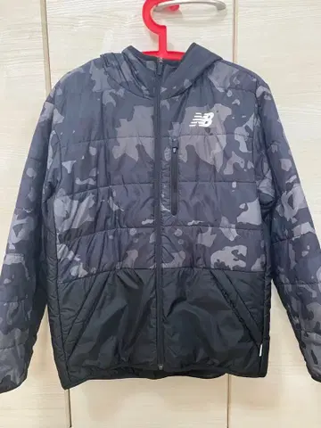 New Balance 카모 패턴 후드 부착 자켓
