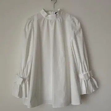 새상품급 엠즈 그레이시 플레어 블라우스 리본 L 사이즈