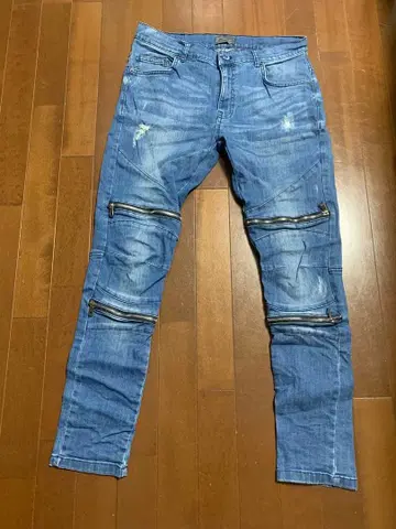 지퍼 달린 데미지 데님 팬츠