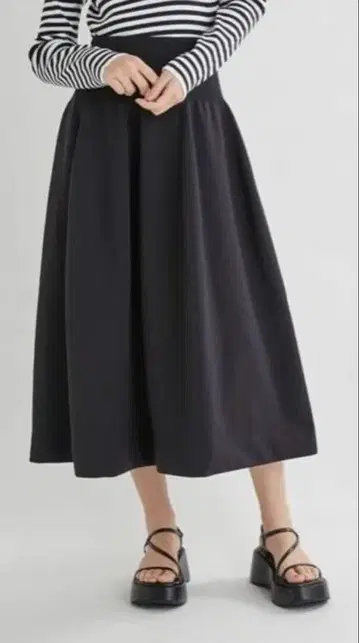 Mila Owen 홀가먼트 볼륨 플레어 스커트