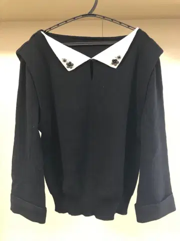 르네 rene 블랙 긴팔 니트 화이트 옷깃 꽃 장식