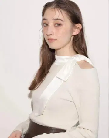 [Rirandture] sweet 콜라보 숄더 슬릿 하이넥 니트