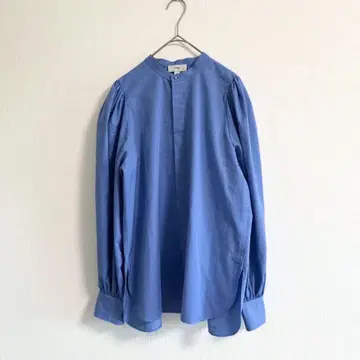 HYKE 근년 T/C 개더 셔츠 COBALT 밴드 카라 블라우스