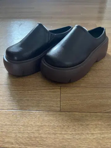 브라운 통굽 사보 클로그 샌들