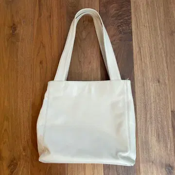 소가죽 베이지 토트백 외 포켓 부착