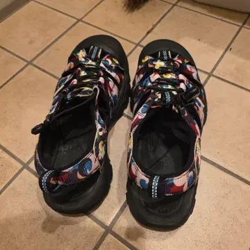 KEEN 컬러풀 샌들