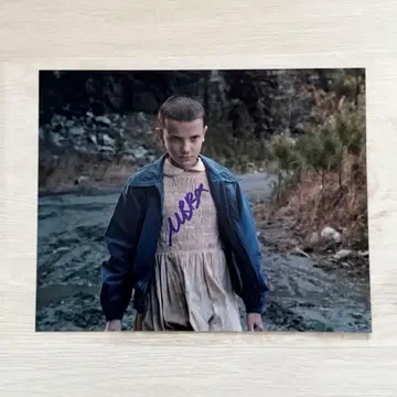 밀리 바비 브라운 스트레인저 씽스 친필 사인 사진