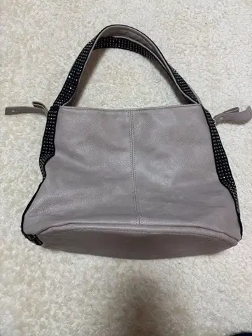 스터드 장식 그레이 핸드백