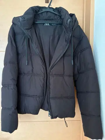 ZARA 블랙 다운 자켓 S 사이즈