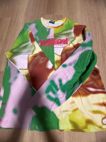 유니크한 멀티 컬러 롱 슬리브 티셔츠