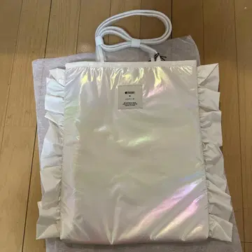 프릴 달린 화이트 토트백