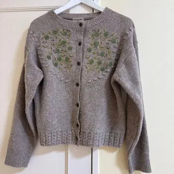 갑자기 추워졌네요의 3M 자수 베이지 긴팔 가디건 프리 사이즈