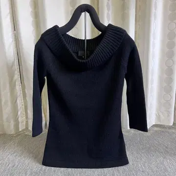 UNTITLED 언타이틀 오프숄더 니트 스웨터