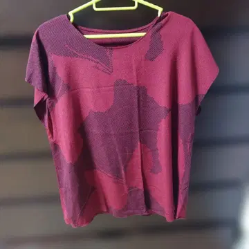 [ 새상품급 ] 시선당 크레이프 원단 버건디 반팔 상의 추상 패턴 벽돌색