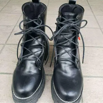 블랙 레이스업 부츠