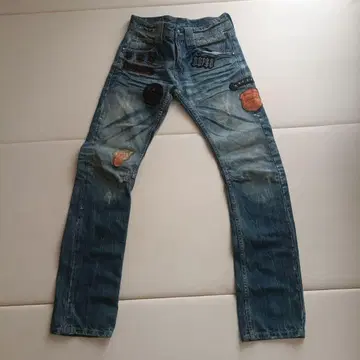 패치가 달린 연한 블루 데님 팬츠