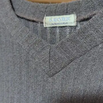 GARNIER 다크 브라운 V넥 스웨터