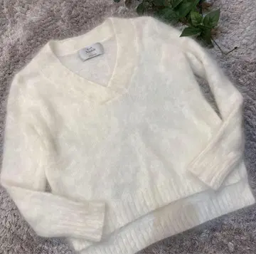 Noble 모헤어 혼방 V넥 스웨터 화이트