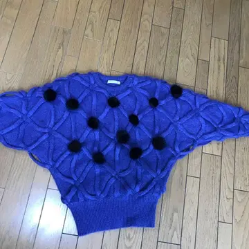 이타리야 폼폼 포함 케이블 니트 스웨터