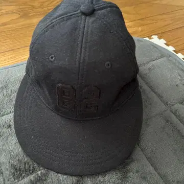 New Balance 블랙 캡 82 모델