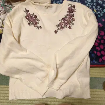 아이보리 꽃무늬 자수 긴팔 니트 스웨터