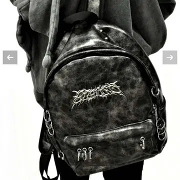 NOVESSEL 메탈 로고 고딕 귀걸이 백팩