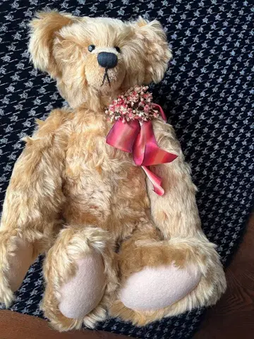 테디베어, 투명한 봉투에서 꺼내지 않고 리빙 보드에 장식해 두었습니다.