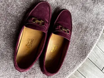 와인 레드 스웨이드 로퍼