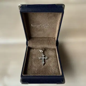 로리 로드킨 고딕 크로스 펜던트 탑