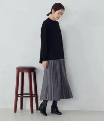 새상품 미사용 컴시즘 엠보싱 가공 플리츠 스커트 M 사이즈 차콜