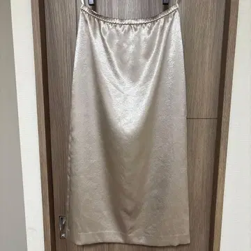 미사용품 언타이틀/새틴 베이지 슬릿 롱 스커트